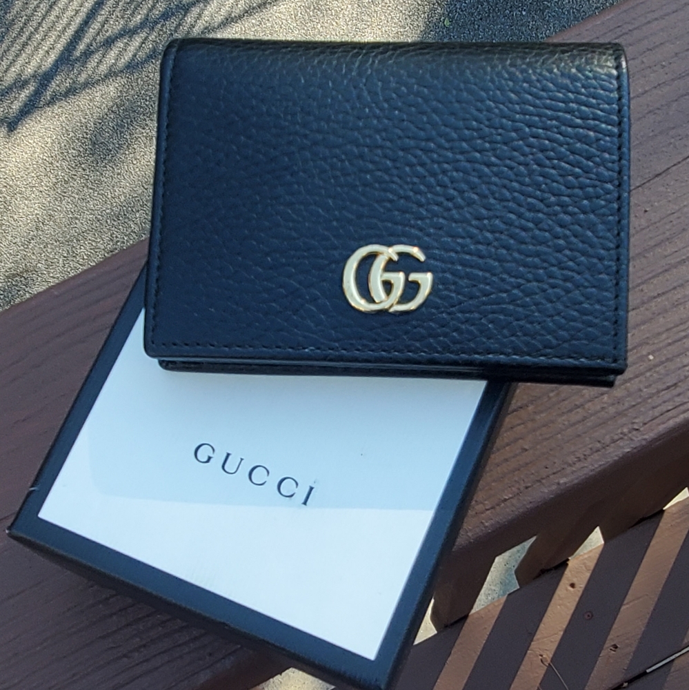 GUCCI wallet looks like new, comes in original box.